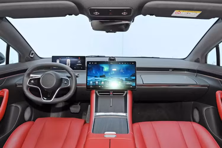 Nhìn từ bên hông, chúng ta có thể dễ dàng nhận thấy chiếc sedan chạy hoàn toàn bằng điện Huawei Luxeed S7 2024 có đường nóc mượt mà, một số phiên bản sẽ sử dụng mâm thể thao màu đen và kẹp phanh màu đỏ sẽ tạo cảm giác thể thao hơn nữa. Đằng sau xe có cụm đèn hậu LED xuyên thấu, khuếch tán sau cá tính.