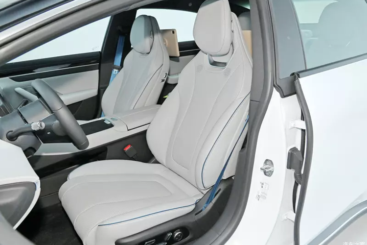 Về màu sắc thân xe, Huawei Luxeed S7 2024 có các màu tinh vân ấm áp, xanh lam, bạc sương trăng, đen mạ vàng và trắng gốm. Có thể thấy xe mới được trang bị lidar trên nóc xe, đồng thời xe sẽ được trang bị hệ thống hỗ trợ lái xe thông minh Huawei ADS cao cấp.