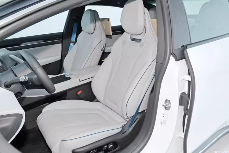 Về màu sắc thân xe, Huawei Luxeed S7 2024 có các màu tinh vân ấm áp, xanh lam, bạc sương trăng, đen mạ vàng và trắng gốm. Có thể thấy xe mới được trang bị lidar trên nóc xe, đồng thời xe sẽ được trang bị hệ thống hỗ trợ lái xe thông minh Huawei ADS cao cấp.