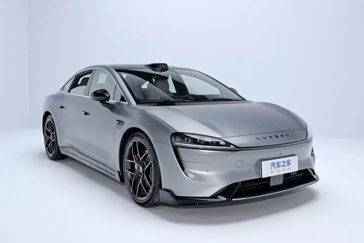 Huawei Luxeed S7 2024 là chiếc sedan đầu tiên của Huawei Smart Car, nó mang rất nhiều thông điệp, tất nhiên, phải chiếm lĩnh thị trường sedan cỡ vừa, nơi có rất nhiều đối thủ khá khó chịu.