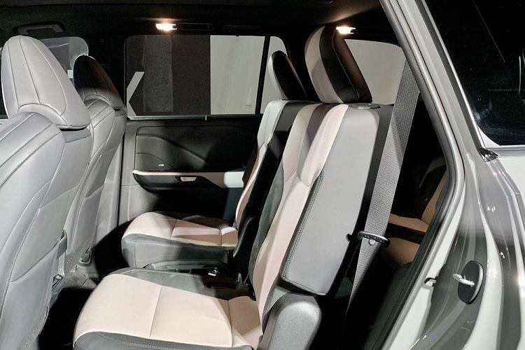 Những trang bị quen thuộc của hãng Lexus như vô lăng 3 chấu, bảng đồng hồ kỹ thuật số 12,3 inch, màn hình cảm ứng trung tâm 14 inch hỗ trợ Apple CarPlay/Android Auto không dây, 2 núm xoay chỉnh điều hòa/âm lượng và cần số ngắn cũng có bên trong mẫu crossover hạng sang này