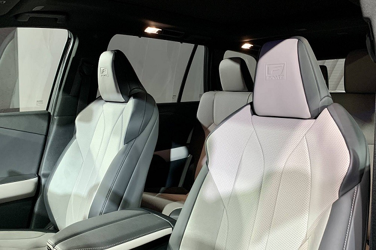 Phiên bản 6 chỗ sẽ đi kèm 2 ghế thương gia và bệ tì tay trung tâm có thể tháo rời ở hàng ghế giữa. Trong khi đó, phiên bản 7 chỗ sẽ được trang bị ghế liền gập 60:40 ở giữa xe. .