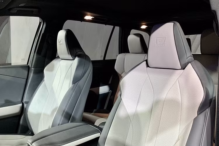 Phiên bản 6 chỗ sẽ đi kèm 2 ghế thương gia và bệ tì tay trung tâm có thể tháo rời ở hàng ghế giữa. Trong khi đó, phiên bản 7 chỗ sẽ được trang bị ghế liền gập 60:40 ở giữa xe. .