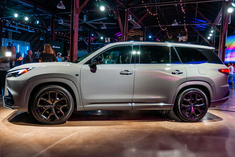 Ngoài ra, Lexus TX mới còn có kích thước lớn hơn so với GX 2024. Cụ thể, mẫu crossover hạng sang này sở hữu chiều dài 5.158 mm, chiều rộng 1.989 mm, chiều cao 1.780 mm và chiều dài cơ sở 2.948 mm, tương đương với người anh em Toyota Grand Highlander. Không chỉ dùng chung khung gầm, Lexus TX 2024 còn chia sẻ một số chi tiết thiết kế với Toyota Grand Highlander như cửa sau, cột C và hốc đèn sương mù trước.