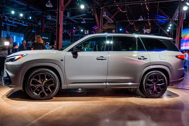 Ngoài ra, Lexus TX mới còn có kích thước lớn hơn so với GX 2024. Cụ thể, mẫu crossover hạng sang này sở hữu chiều dài 5.158 mm, chiều rộng 1.989 mm, chiều cao 1.780 mm và chiều dài cơ sở 2.948 mm, tương đương với người anh em Toyota Grand Highlander. Không chỉ dùng chung khung gầm, Lexus TX 2024 còn chia sẻ một số chi tiết thiết kế với Toyota Grand Highlander như cửa sau, cột C và hốc đèn sương mù trước.