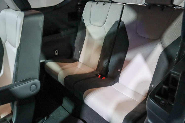 Khi mua Lexus TX 2024, khách hàng có thể chọn 1 trong 3 loại động cơ. Đầu tiên là động cơ xăng 4 xi-lanh thẳng hàng, tăng áp, dung tích 2.4L, sản sinh công suất tối đa 275 mã lực và mô-men xoắn cực đại 430 Nm dành cho Lexus TX 350 2024. Động cơ này đi với hộp số tự động 8 cấp, hệ dẫn động cầu trước hoặc 4 bánh toàn thời gian.