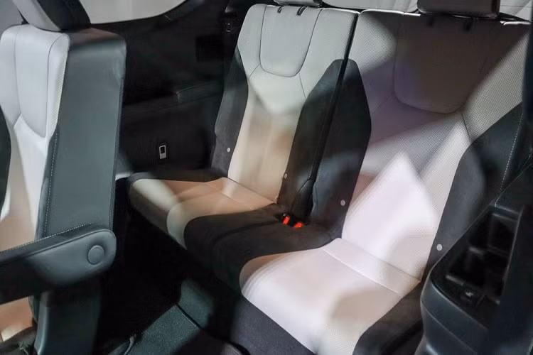 Khi mua Lexus TX 2024, khách hàng có thể chọn 1 trong 3 loại động cơ. Đầu tiên là động cơ xăng 4 xi-lanh thẳng hàng, tăng áp, dung tích 2.4L, sản sinh công suất tối đa 275 mã lực và mô-men xoắn cực đại 430 Nm dành cho Lexus TX 350 2024. Động cơ này đi với hộp số tự động 8 cấp, hệ dẫn động cầu trước hoặc 4 bánh toàn thời gian.