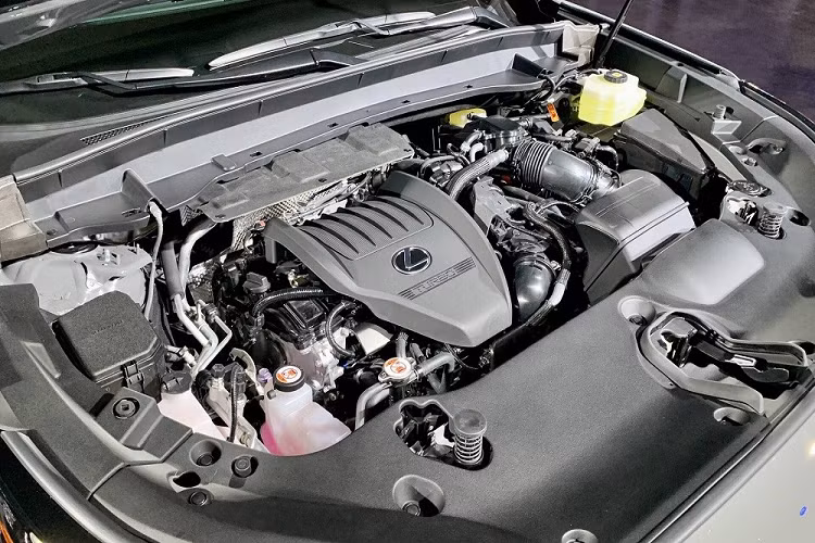 Cuối cùng là gói trang bị an toàn chủ động Lexus Safety System 3.0 Plus tiêu chuẩn, bao gồm những tính năng như hệ thống kiểm soát hành trình thích ứng, hệ thống cảnh báo lệch làn đường tích hợp hỗ trợ đánh lái và hệ thống hỗ trợ lái chủ động.