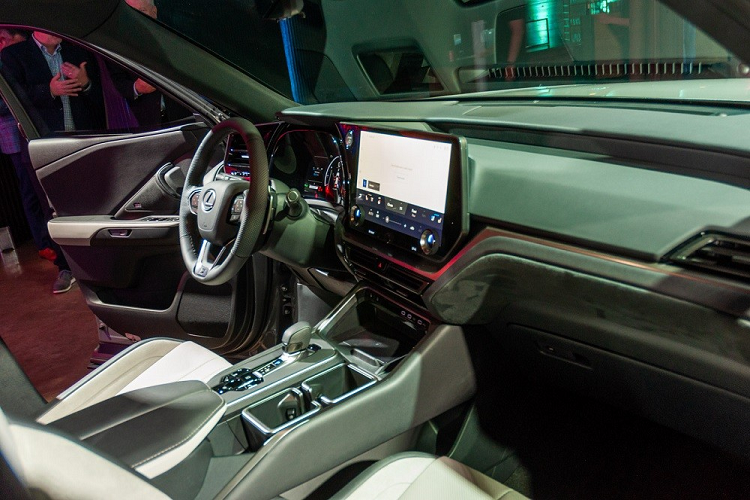 Thứ ba là hệ truyền động plug-in hybrid với máy xăng V6, dung tích 3.5L, mô-tơ điện và hộp số biến thiên vô cấp CVT, cho công suất tổng cộng 406 mã lực ở Lexus TX 550h+ 2024. Cả Lexus TX 500h và TX 550h+ đều được trang bị hệ dẫn động 4 bánh toàn thời gian Direct4 với hệ thống đánh lái 4 bánh.