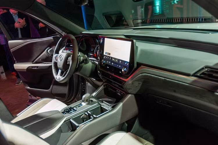 Thứ ba là hệ truyền động plug-in hybrid với máy xăng V6, dung tích 3.5L, mô-tơ điện và hộp số biến thiên vô cấp CVT, cho công suất tổng cộng 406 mã lực ở Lexus TX 550h+ 2024. Cả Lexus TX 500h và TX 550h+ đều được trang bị hệ dẫn động 4 bánh toàn thời gian Direct4 với hệ thống đánh lái 4 bánh.