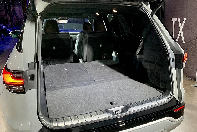 Thứ hai là hệ truyền động hybrid, bao gồm máy xăng 2.4L tương tự như trên, mô-tơ điện và hộp số tự động 6 cấp dành cho Lexus TX 500h 2024. Hệ truyền động này mang đến sức mạnh 366 mã lực và 554 Nm cho xe.