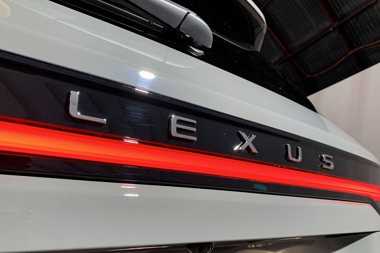 Hệ thống hỗ trợ đỗ xe nâng cao và hệ thống kiểm soát hành trình ở tốc độ thấp cũng được trang bị cho xe. Hiện giá xe Lexus TX 2024 vẫn chưa được công bố. Dự đoán mẫu xe này sẽ về Việt Nam trong năm sau.