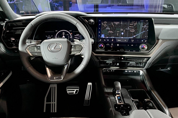 Bên cạnh đó là màn hình hiển thị thông tin kính lái HUD, hệ thống âm thanh Mark Levinson 21 loa tùy chọn, 7 cổng USB, 3 ổ điện, sạc điện thoại không dây, cửa sổ trời toàn cảnh và hàng ghế cuối gập một chạm. Nội thất của phiên bản F Sport sẽ được thiết kế theo phong cách thể thao hơn. Trên tựa đầu ghế, vô lăng và ốp bệ cửa đều có logo "F Sport".