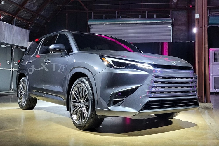 Lexus đã đồng loạt ra mắt 2 mẫu xe gầm cao mới, đó là GX và TX. Nếu như Lexus GX 2024 là SUV hạng sang mang hơi hướng việt dã thì TX lại nhắm đến các gia đình và chủ yếu dùng để chạy trong phố. Khung gầm chính là điểm khác biệt lớn giữa Lexus TX và GX 2024 mới. Nguyên nhân là bởi Lexus GX 2024 dùng khung gầm sát-xi rời TNGA-F, tương tự LX 600 và Toyota Land Cruiser 300 Series.