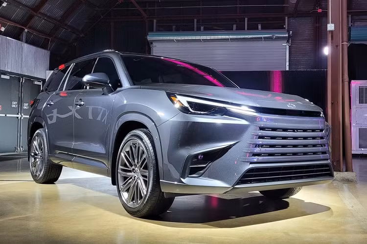 Lexus đã đồng loạt ra mắt 2 mẫu xe gầm cao mới, đó là GX và TX. Nếu như Lexus GX 2024 là SUV hạng sang mang hơi hướng việt dã thì TX lại nhắm đến các gia đình và chủ yếu dùng để chạy trong phố. Khung gầm chính là điểm khác biệt lớn giữa Lexus TX và GX 2024 mới. Nguyên nhân là bởi Lexus GX 2024 dùng khung gầm sát-xi rời TNGA-F, tương tự LX 600 và Toyota Land Cruiser 300 Series.