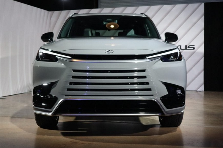 Tùy theo phiên bản, xe sẽ có các màu sơn ngoại thất như xám Cloudburst Gray, trắng Wind Chill Pearl, xám đậm Caviar, đỏ Matador Red Mica, đen Nightfall Mica, xám Incognito và bạc Celestial Silver Metallic. Bên trong xe, Lexus TX 2024 được trang bị nội thất 3 hàng ghế với 6 hoặc 7 chỗ ngồi.