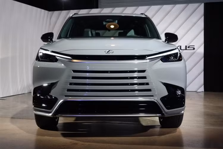 Tùy theo phiên bản, xe sẽ có các màu sơn ngoại thất như xám Cloudburst Gray, trắng Wind Chill Pearl, xám đậm Caviar, đỏ Matador Red Mica, đen Nightfall Mica, xám Incognito và bạc Celestial Silver Metallic. Bên trong xe, Lexus TX 2024 được trang bị nội thất 3 hàng ghế với 6 hoặc 7 chỗ ngồi.