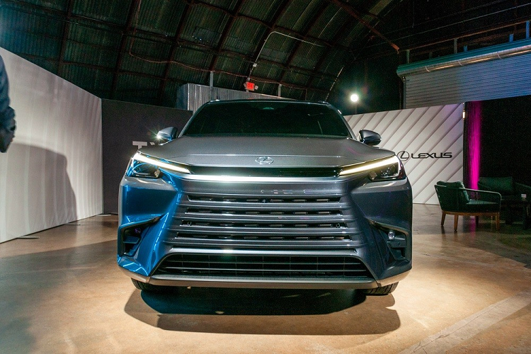 Chưa hết, mẫu crossover hạng sang cỡ lớn này còn có đèn pha LED nhỏ gọn, khe gió hẹp nối liền với đèn LED định vị ban ngày, lưới tản nhiệt với những nan nằm ngang sơn cùng màu thân xe và hốc gió trung tâm hình thang rộng. Bên trong các khe hẹp của lưới tản nhiệt còn có thêm những chi tiết mạ crôm để trang trí.