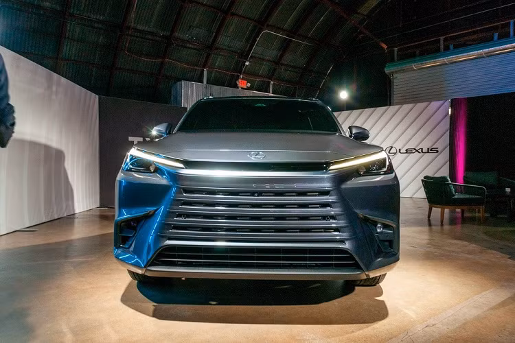 Chưa hết, mẫu crossover hạng sang cỡ lớn này còn có đèn pha LED nhỏ gọn, khe gió hẹp nối liền với đèn LED định vị ban ngày, lưới tản nhiệt với những nan nằm ngang sơn cùng màu thân xe và hốc gió trung tâm hình thang rộng. Bên trong các khe hẹp của lưới tản nhiệt còn có thêm những chi tiết mạ crôm để trang trí.