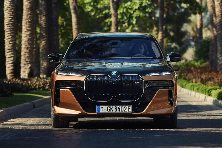 BMW trang bị bộ pin dung tích 101,7 kWh lên i7 M70 xDrive, chiếc xe có phạm vi di chuyển tương đương 474,76 km (295 mp). Dù cùng dung lượng pin nhưng i7 bản tiêu chuẩn di chuyển được nhiều hơn, phạm vi di chuyển đạt 509 km.