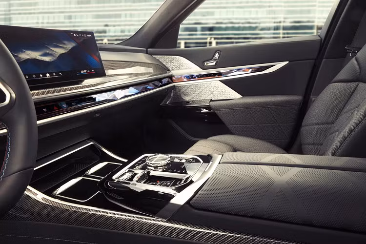 Khung gầm đã được tinh chỉnh bởi bộ phận M và i7 hiệu suất cao được trang bị hệ thống treo khí nén thích ứng dành riêng cho M và bộ giảm chấn điều khiển điện tử. Thân xe đã được làm cứng lại, trong khi hệ thống lái bánh sau và hệ thống ổn định cuộn chủ động sẽ giúp chiếc sedan cỡ lớn có cảm giác tương đối nhanh nhẹn. 