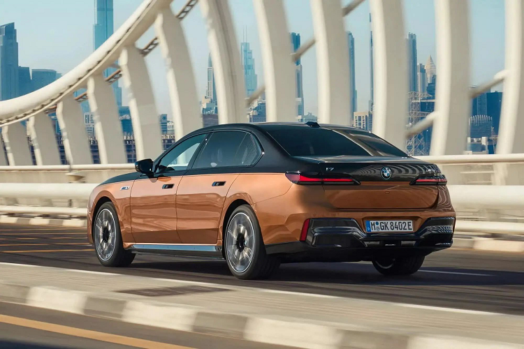 M70 được phân biệt với i7 tiêu chuẩn bằng đường viền màu đen, ốp hông và bộ khuếch tán phía sau. Gói M Performance Professional bổ sung cánh gió sau màu đen, viền đen giữa đèn hậu và thêm viền đen trên cản sau. Giống như những chiếc i7 khác, M70 có thể được sơn hai tông màu và đường viền của lưới tản nhiệt hình quả thận khổng lồ sẽ sáng lên.