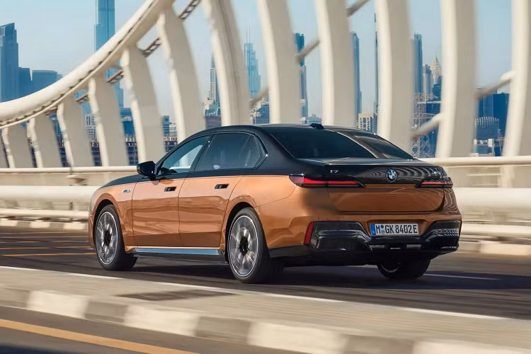 M70 được phân biệt với i7 tiêu chuẩn bằng đường viền màu đen, ốp hông và bộ khuếch tán phía sau. Gói M Performance Professional bổ sung cánh gió sau màu đen, viền đen giữa đèn hậu và thêm viền đen trên cản sau. Giống như những chiếc i7 khác, M70 có thể được sơn hai tông màu và đường viền của lưới tản nhiệt hình quả thận khổng lồ sẽ sáng lên.