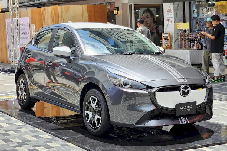 Các phiên bản còn lại có lưới tải nhiệt thông thường với mắt lưới hình tổ ong. Tham khảo ở thị trường Thái Lan, giá xe Mazda2 2023 được phân phối với 5 phiên bản phổ thông, bao gồm 1.3 C, 1.3 S, 1.3 SP, 1.5 XD và 1.5 XDL đi kèm mức bán ra dao động từ 599.000 - 830.000 Baht (khoảng 404 - 600 triệu đồng).