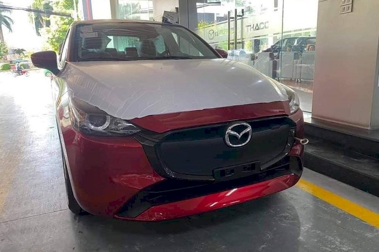 Đáng chú ý, một số hình ảnh Mazda2 2023 tại Việt Nam cho thấy xe xuất hiện tại một đại lý chính hãng, điều này cho thấy thời điểm xe ra mắt rất gần. Mazda2 2023 ra mắt lần đầu tại Nhật Bản hồi tháng 1 năm nay tại thị trường Nhật Bản. Đây là bản nâng cấp lần thứ hai của Mazda2 thế hệ thứ 3 sau 9 năm trình làng. Đến tháng 6/2023, mẫu xe này đặt chân đến khu vực Đông Nam Á, với thị trường đầu tiên là Thái Lan.