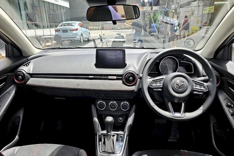 Trong khi đó, các phiên bản khác được trang bị gói New Wave Design, thiết kế tập trung vào sự trẻ trung và hiện đại với các màu ngoại thất nổi bật như trắng Pure White, đen Mirror Black hoặc xanh lam Gross Light Blue. Về nội thất, Mazda2 2023 có màn hình trung tâm 7 inch hỗ trợ kết nối Apple CarPlay/Android Auto không dây.