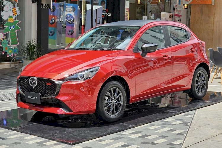 Các phiên bản thể thao sẽ đi kèm với gói thiết kế Sport Design. Với gói này, xe có ốp gương chiếu hậu và nóc màu đen, bộ vành hợp kim 16 inch và ghế được bọc da pha da lộn Grand Luxe Suede màu đen.