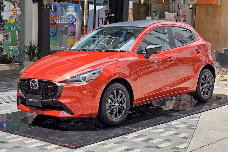 Các phiên bản thể thao sẽ đi kèm với gói thiết kế Sport Design. Với gói này, xe có ốp gương chiếu hậu và nóc màu đen, bộ vành hợp kim 16 inch và ghế được bọc da pha da lộn Grand Luxe Suede màu đen.