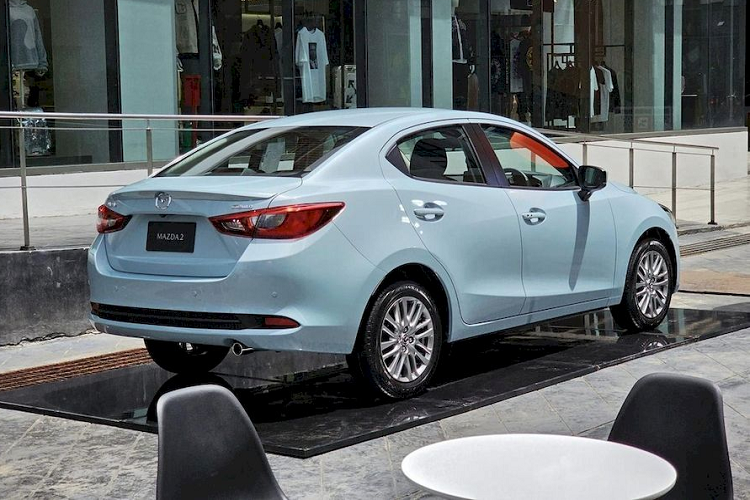 Thứ hai là động cơ diesel Skyactiv-D tăng áp, dung tích 1.5L, tạo ra công suất tối đa 105 mã lực và mô-men xoắn cực đại 250 Nm. Cả hai tùy chọn động cơ này đều đi kèm với hộp số tự động 6 cấp và hệ dẫn động cầu trước.