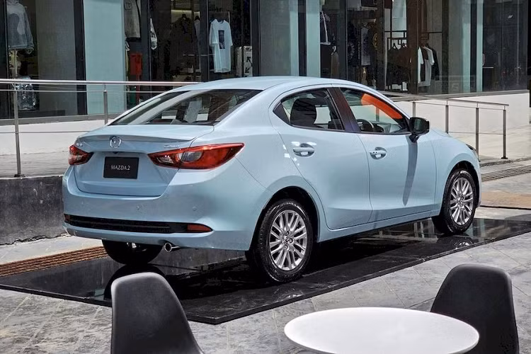 Thứ hai là động cơ diesel Skyactiv-D tăng áp, dung tích 1.5L, tạo ra công suất tối đa 105 mã lực và mô-men xoắn cực đại 250 Nm. Cả hai tùy chọn động cơ này đều đi kèm với hộp số tự động 6 cấp và hệ dẫn động cầu trước.