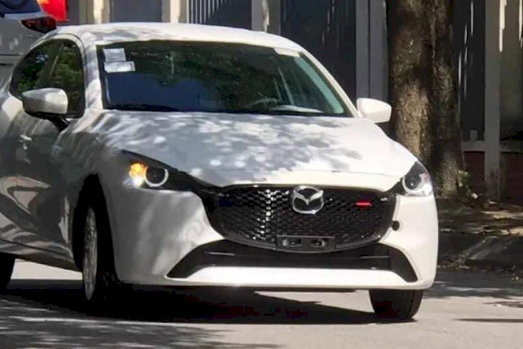 Ở lần nâng cấp này, thiết kế tổng thể của Mazda2 không có nhiều thay đổi so với bản tiền nhiệm. Khác biệt chính nằm ở lưới tản nhiệt và la-zăng. Trong đó, một số phiên bản được trang bị mặt ca lăng đóng kín giống xe điện, sơn cùng màu thân xe.