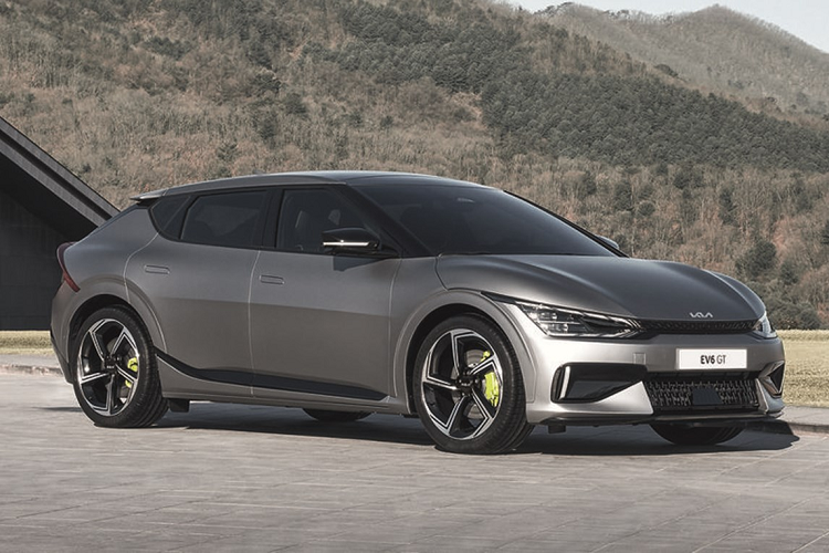 Theo các chuyên gia mô tả, loại pin này gắn kết với nhau thành một cụm, không thể tách rời và cũng không thể sửa chữa. Nếu không may có hỏng hóc, bộ pin coi như sẽ bỏ và bị tiêu hủy ngay lập tức. Việc này không chỉ ảnh hưởng đến chủ xe, công ty bảo hiểm mà hơn hết còn ảnh hưởng đến môi trường khi mà khí CO2 từ pin không được xử lý triệt để.