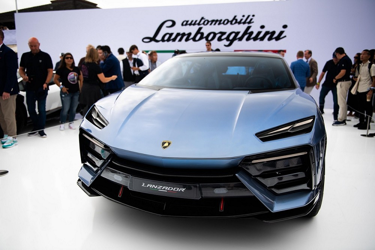 Tuy là xe concept nhưng Lamborghini Lanzador sở hữu ngoại hình khá thực tế. Do đó, sẽ không ngạc nhiên nếu phiên bản thương mại gần như giữ nguyên thiết kế của xe concept. Theo miêu tả của hãng Lamborghini, Lanzador là "xe GT gầm cao" thay vì crossover.