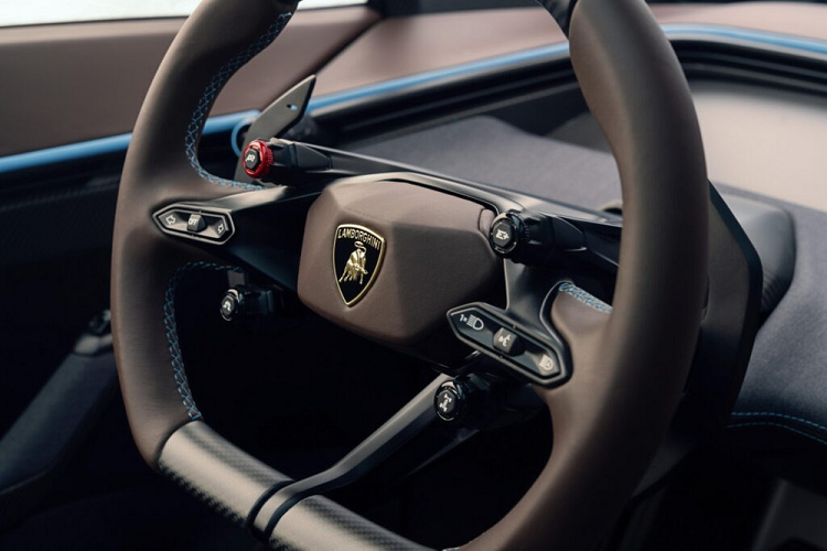Lamborghini cho biết các nhà thiết kế của hãng đã cố gắng mang đến khoang hành khách thực dụng nhằm biến Lanzador thành siêu xe sử dụng hàng ngày. Do đó, siêu xe này được trang bị nội thất 2 hàng ghế với 4 chỗ ngồi. Khoang hành lý của xe khá khá rộng rãi, có thể mở rộng thêm bằng cách gập hàng ghế sau. Đó là chưa kể đến khoang hành lý nhỏ nằm bên dưới nắp ca-pô phía trước vì xe không dùng động cơ xăng.