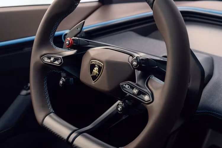 Lamborghini cho biết các nhà thiết kế của hãng đã cố gắng mang đến khoang hành khách thực dụng nhằm biến Lanzador thành siêu xe sử dụng hàng ngày. Do đó, siêu xe này được trang bị nội thất 2 hàng ghế với 4 chỗ ngồi. Khoang hành lý của xe khá khá rộng rãi, có thể mở rộng thêm bằng cách gập hàng ghế sau. Đó là chưa kể đến khoang hành lý nhỏ nằm bên dưới nắp ca-pô phía trước vì xe không dùng động cơ xăng.