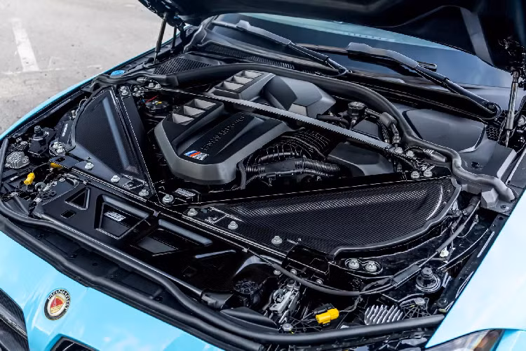 Để tăng sự độc đáo cho chiếc M3 Touring, hãng độ Manhart đã sơn màu ngoại thất xanh với viền đen. Ngoài ra, còn có lưới tản nhiệt, cánh mũi hình quả thận của hãng độ. Các nắp gương đến từ bộ phụ kiện ngoại thất M Carbon của chính BMW.