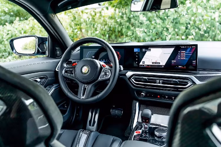 Nhiều bộ phận làm bằng sợi carbon như bộ khuếch tán sau, nắp bình nhiên liệu, bộ chia trước, cánh gió mái và ốp sườn.