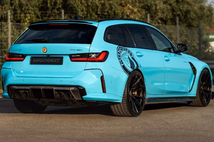 Đồng thời, các thành phần đắt tiền khác trên BMW M3 Touring độ Manhart gồm bánh xe hợp kim trị giá 5.829 € (6.363 USD), ống xả thể thao Remus trị giá 4.165 € (4.546 USD) và bộ điều khiển MHtronic có giá 3.510 € (3.831 USD) chịu trách nhiệm bổ sung thêm mã lực cho xe.