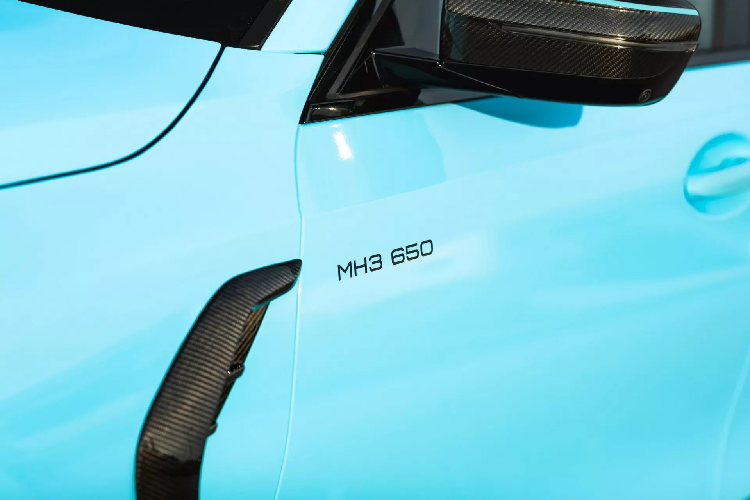 Manhart tinh chỉnh nội thất, bổ sung đèn trần LED trông như bầu trời đêm. Huy hiệu của hãng độ trang trí tại trung tâm vô lăng. BMW cũng cung cấp một số tùy chọn nâng cấp cho các bộ phận M Performance.