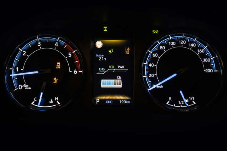 Toyota Hilux Hybrid 48V mới không chỉ có hệ thống truyền động được tinh chỉnh. Mẫu bán tải điện này còn được trang bị hệ thống Multi-terrain Select của Toyota bao gồm 6 chế độ lái: Dirt, Mud, Rock, Sand, Deep Snow hoặc chọn Tự động và để xe tự quyết định chế độ nào là tốt nhất.