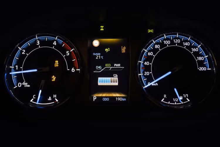 Toyota Hilux Hybrid 48V mới không chỉ có hệ thống truyền động được tinh chỉnh. Mẫu bán tải điện này còn được trang bị hệ thống Multi-terrain Select của Toyota bao gồm 6 chế độ lái: Dirt, Mud, Rock, Sand, Deep Snow hoặc chọn Tự động và để xe tự quyết định chế độ nào là tốt nhất.