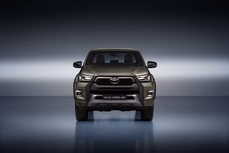 Phiên bản Toyota Hilux bản mild-hybrid 48V với một động cơ duy nhất được tích hợp vào hệ thống truyền động, giúp tăng thêm công suất 16 mã lực (12 kilowatt) và mô-men xoắn 65 Nm.