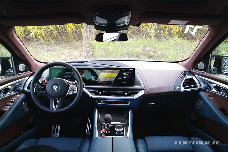 Nhờ sự kết hợp giữa động cơ xăng và mô-tơ điện nên BMW XM chỉ tiêu thụ lượng nhiên liệu kết hợp là 10 lít/100 km. Mức tiêu thụ nhiên liệu của BMW XM không quá thấp là bởi mẫu xe này có chiều dài cơ sở 3,1 m và trọng lượng lên đến 2,75 tấn. Bên cạnh động cơ mạnh mẽ, BMW XM còn sở hữu ngoại hình táo bạo và đi trước thời đại.