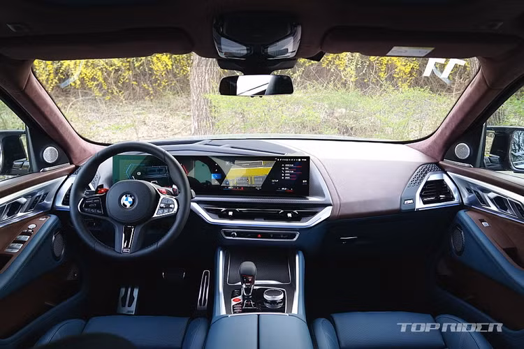 Nhờ sự kết hợp giữa động cơ xăng và mô-tơ điện nên BMW XM chỉ tiêu thụ lượng nhiên liệu kết hợp là 10 lít/100 km. Mức tiêu thụ nhiên liệu của BMW XM không quá thấp là bởi mẫu xe này có chiều dài cơ sở 3,1 m và trọng lượng lên đến 2,75 tấn. Bên cạnh động cơ mạnh mẽ, BMW XM còn sở hữu ngoại hình táo bạo và đi trước thời đại.