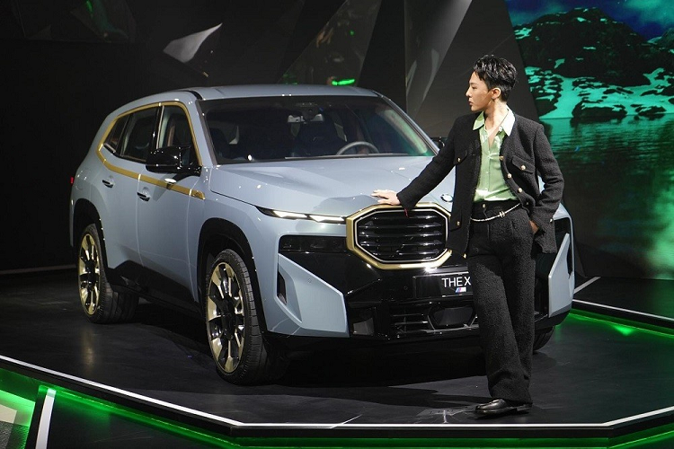 Nam ca sỹ này được cho là đang sở hữu những chiếc xe đắt giá như Rolls-Royce Ghost trị giá 600.000 USD, Lamborghini Aventador dán đề-can theo phong cách graffiti và Bentley Continental GT.