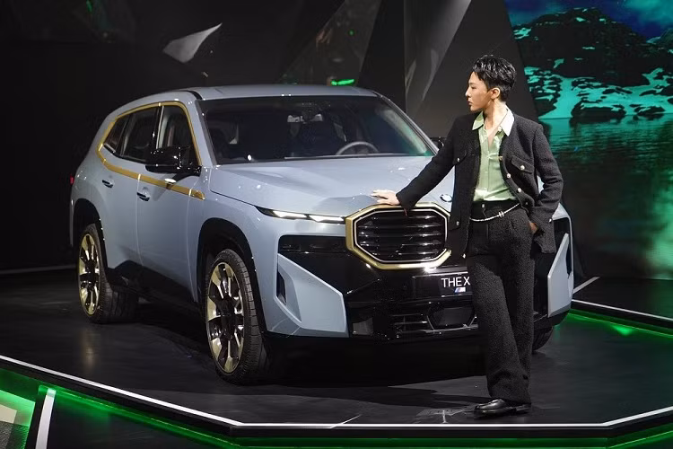 Nam ca sỹ này được cho là đang sở hữu những chiếc xe đắt giá như Rolls-Royce Ghost trị giá 600.000 USD, Lamborghini Aventador dán đề-can theo phong cách graffiti và Bentley Continental GT.